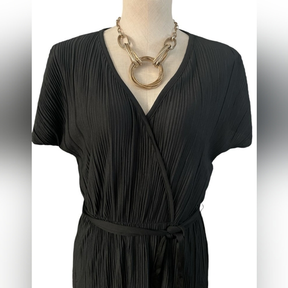 Black Pleated Vneck Dress - Picture 2 of 4